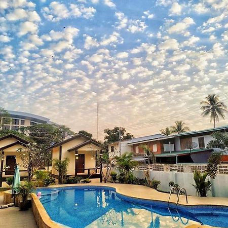 Sunray Guesthouse สุนันท์บ้านพักริมคลอง Утхайтхани Экстерьер фото