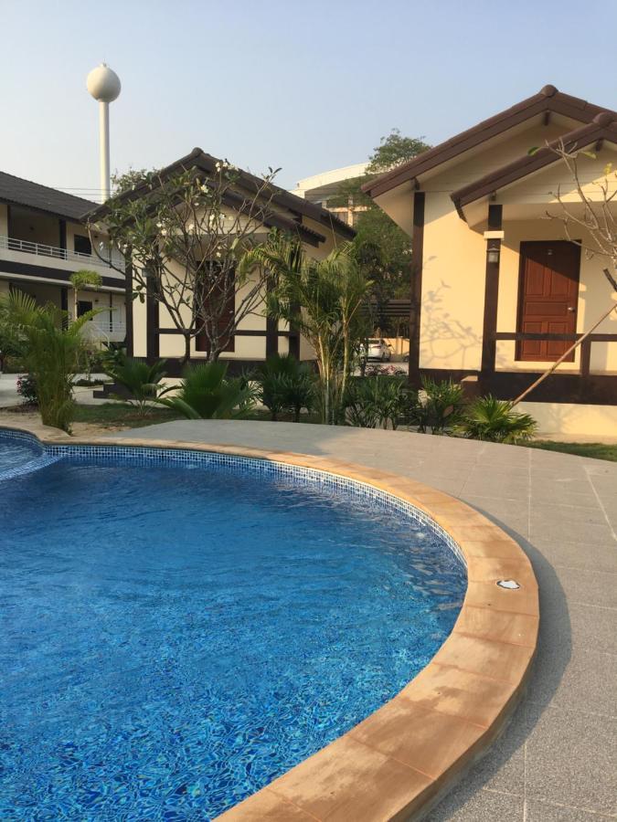 Sunray Guesthouse สุนันท์บ้านพักริมคลอง Утхайтхани Экстерьер фото