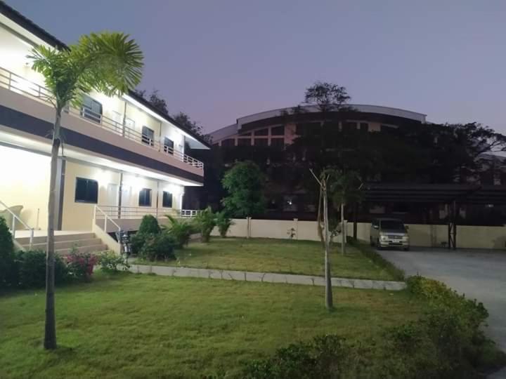 Sunray Guesthouse สุนันท์บ้านพักริมคลอง Утхайтхани Экстерьер фото