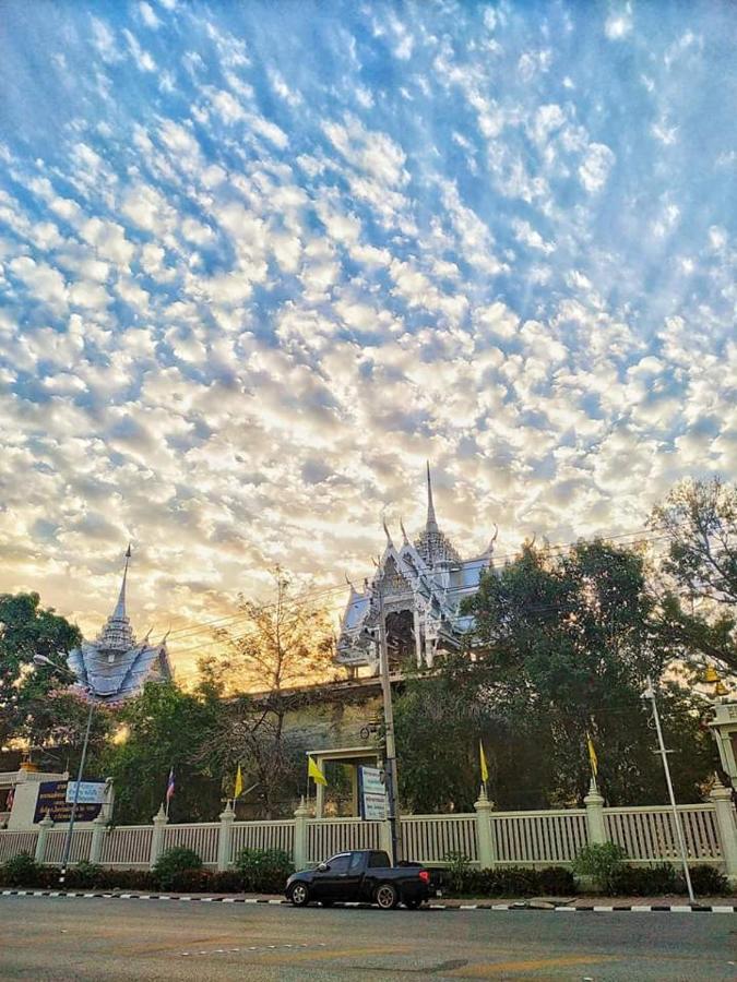 Sunray Guesthouse สุนันท์บ้านพักริมคลอง Утхайтхани Экстерьер фото