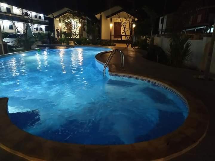 Sunray Guesthouse สุนันท์บ้านพักริมคลอง Утхайтхани Экстерьер фото