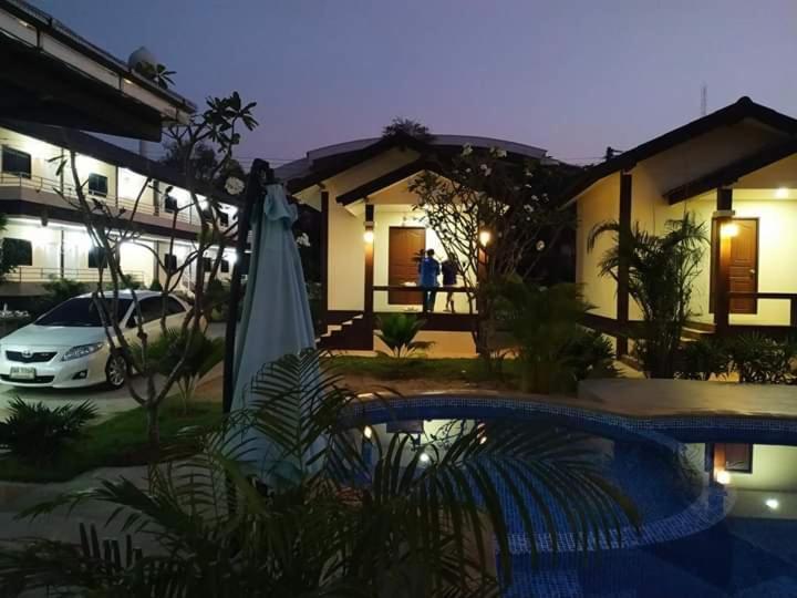 Sunray Guesthouse สุนันท์บ้านพักริมคลอง Утхайтхани Экстерьер фото