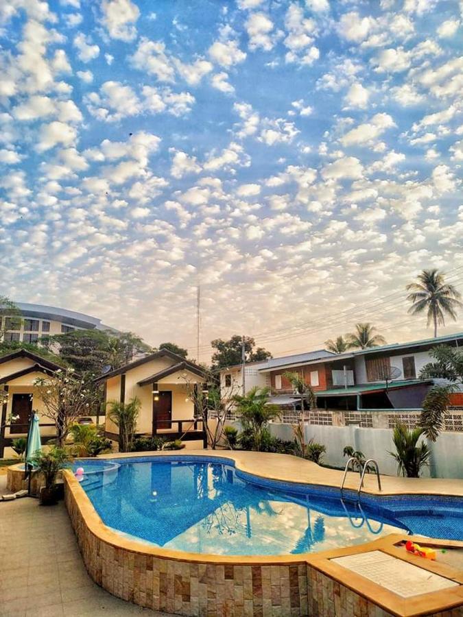 Sunray Guesthouse สุนันท์บ้านพักริมคลอง Утхайтхани Экстерьер фото
