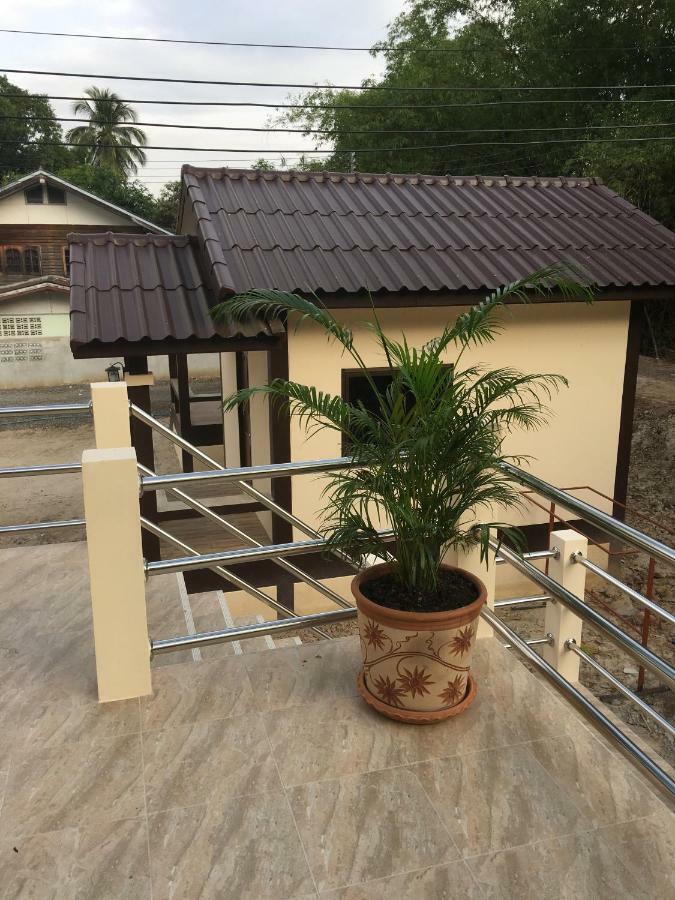 Sunray Guesthouse สุนันท์บ้านพักริมคลอง Утхайтхани Экстерьер фото