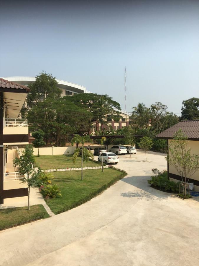 Sunray Guesthouse สุนันท์บ้านพักริมคลอง Утхайтхани Экстерьер фото