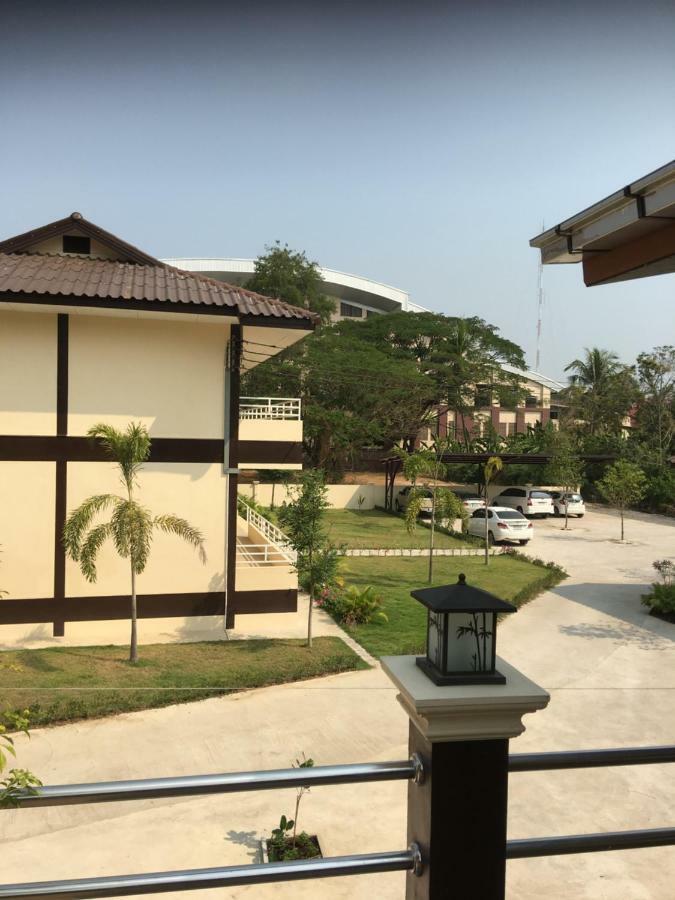 Sunray Guesthouse สุนันท์บ้านพักริมคลอง Утхайтхани Экстерьер фото
