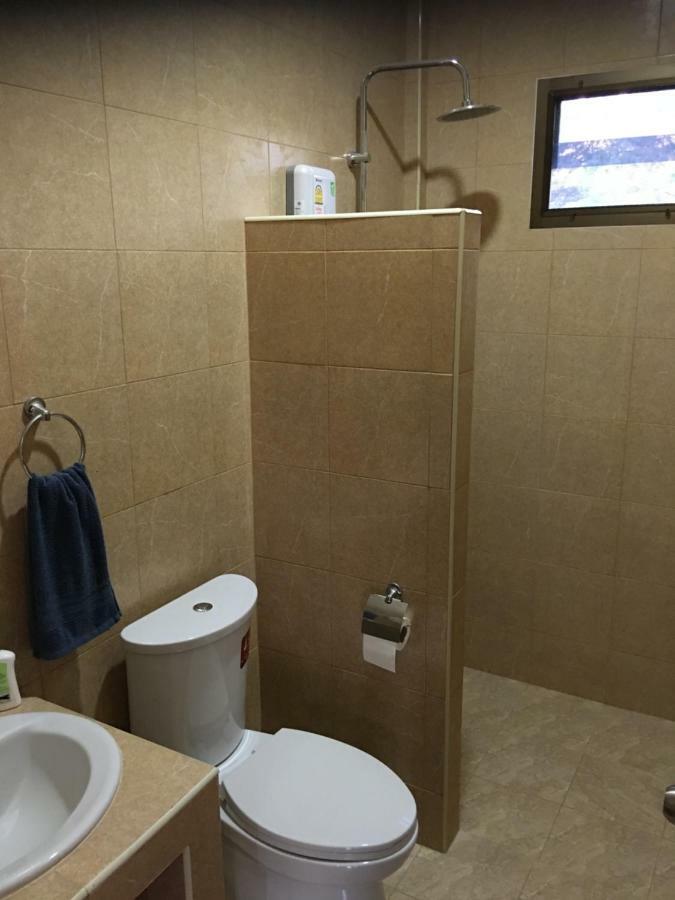 Sunray Guesthouse สุนันท์บ้านพักริมคลอง Утхайтхани Экстерьер фото