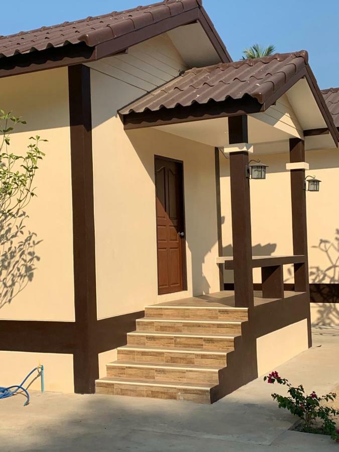 Sunray Guesthouse สุนันท์บ้านพักริมคลอง Утхайтхани Экстерьер фото
