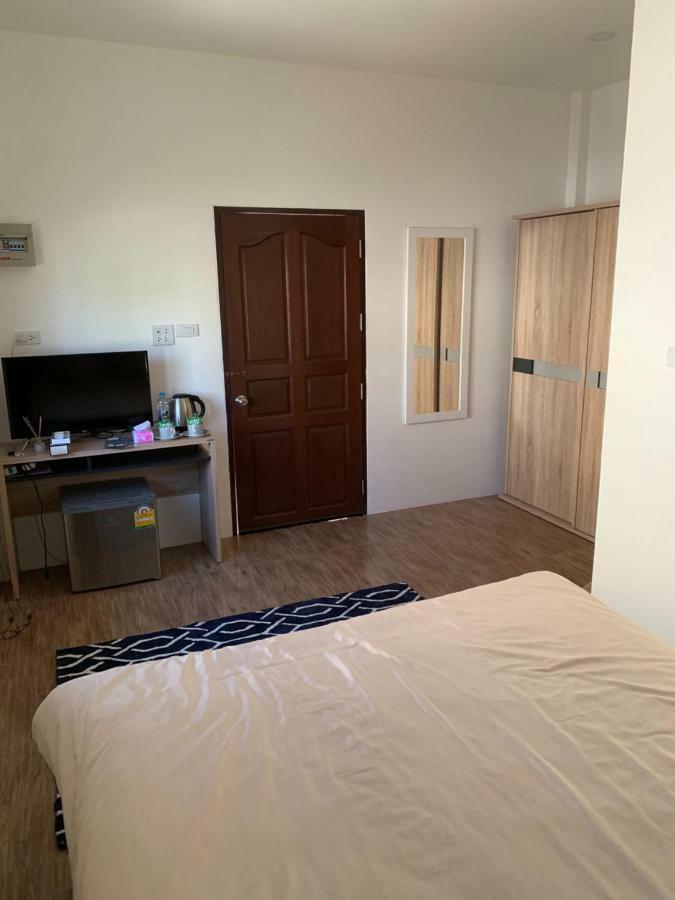 Sunray Guesthouse สุนันท์บ้านพักริมคลอง Утхайтхани Экстерьер фото